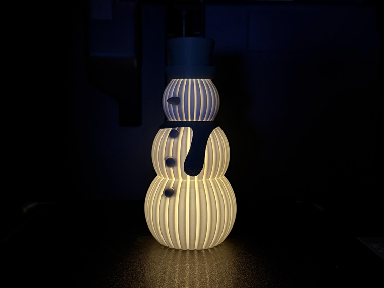 Afbeeldingen van Moderne minimalistische sneeuwman – 3D-geprinte kerstdecoratie met LED-theelicht optie